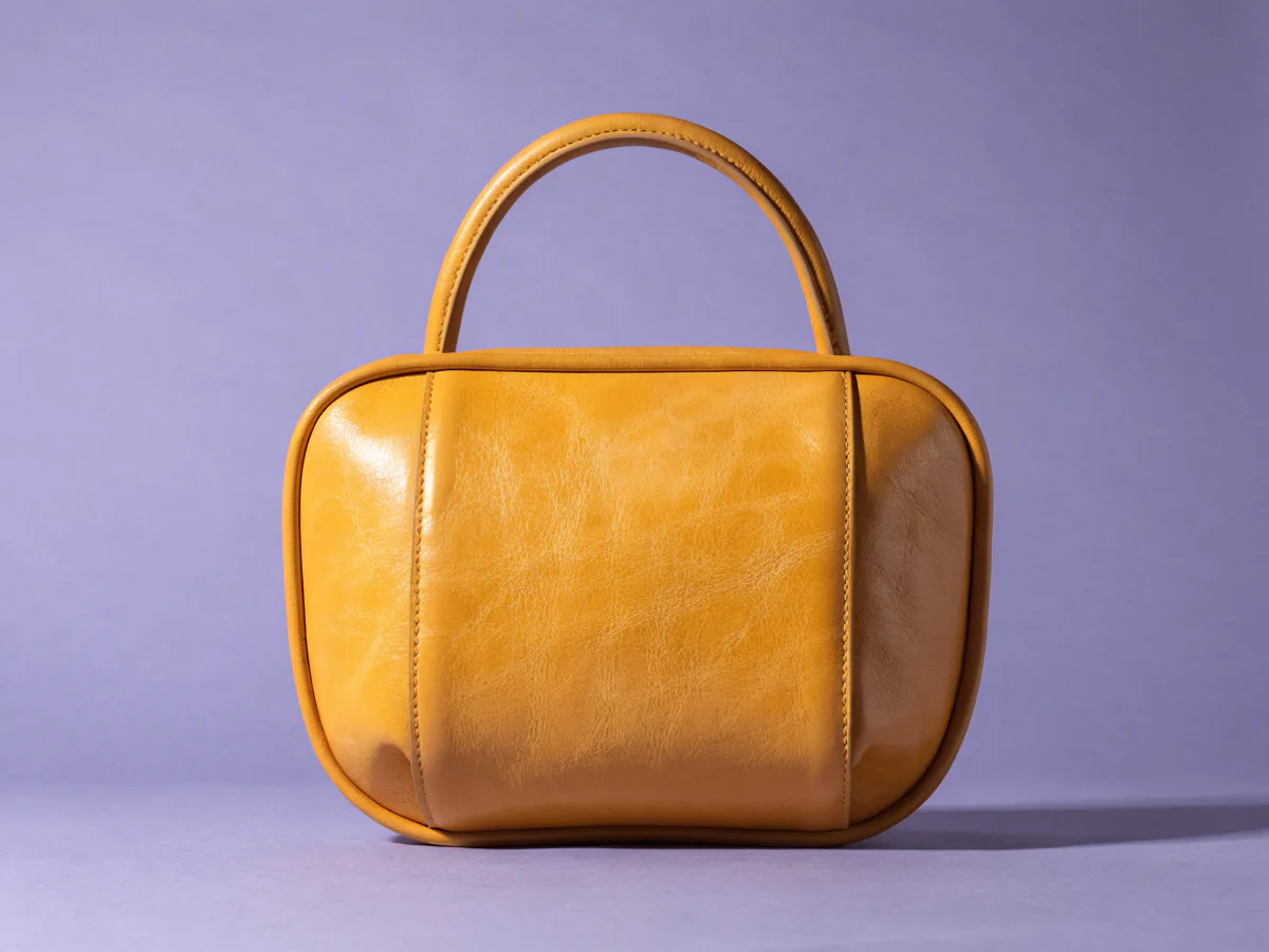 El mismo bolso amarillo con su fondo original lavanda.
