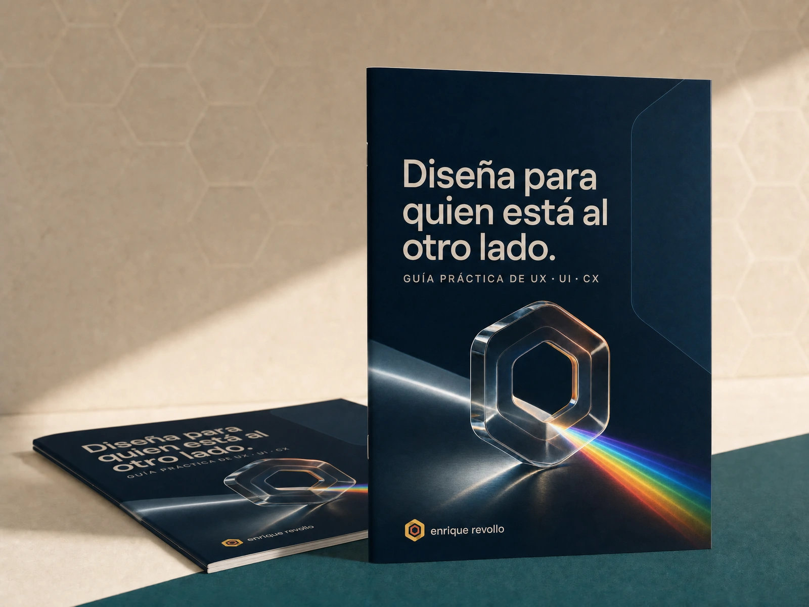 Guía práctica UX, UI y CX con la portada azul y el hexágono de vidrio que descompone la luz